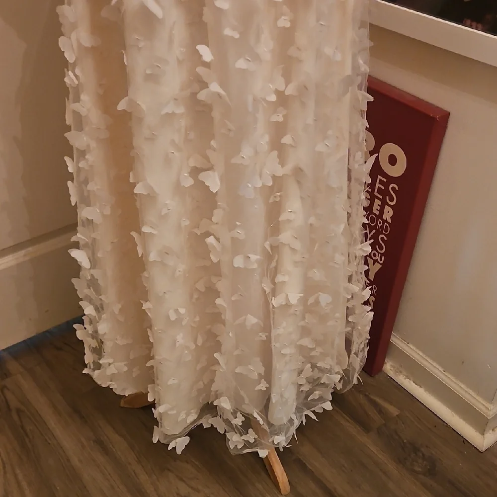 Elegant Ivory Maxi Dress with Textured Appliqué - Picture 4 of 9